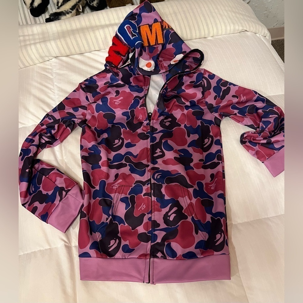 Boy/Girl Medium Pink/Purple Camo Shark Sweatshirt Hoodie - New Without